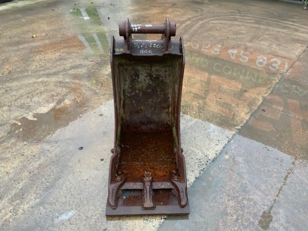 18" JCB DIGGING BUCKET .......45mm PINS.......#11 235731047