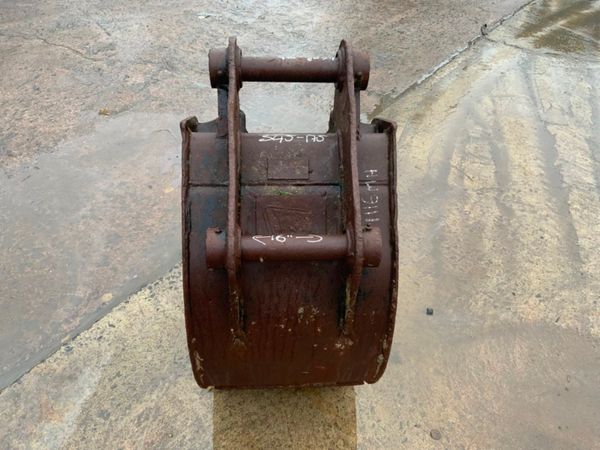 18" JCB DIGGING BUCKET .......45mm PINS.......#11 235731042