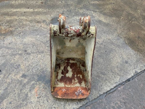 *** 18" DIGGING BUCKET....45mm PINS 235732839
