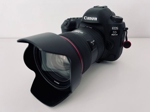 Canon EOS 5D Mark IV with Lens (Mint Condition)