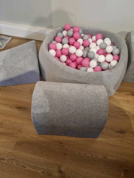Child's ball pit with accessories & 200 balls