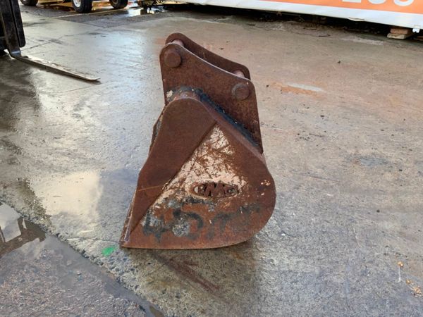 18" BMC DIGGING BUCKET.....45mm PINS......1159 237768873