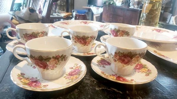 Beautiful teaset with roses