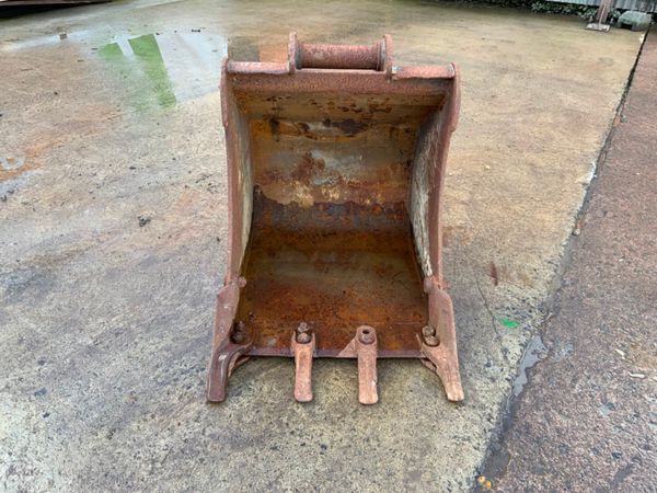 24" DIGGING BUCKET.......60mm PINS.....1222 237790477