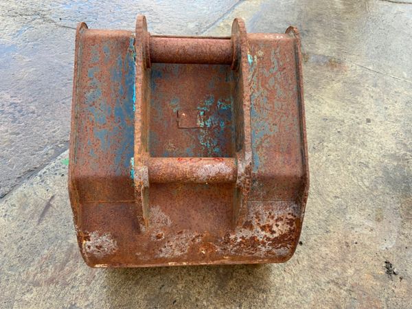 24" DIGGING BUCKET.......60mm PINS.....1222 237790480
