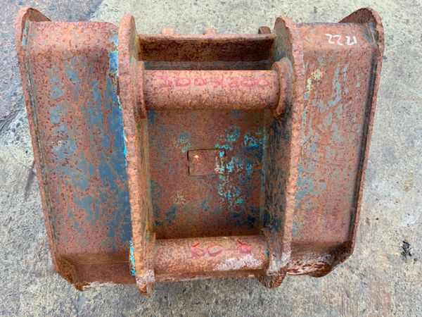 24" DIGGING BUCKET.......60mm PINS.....1222 237790481