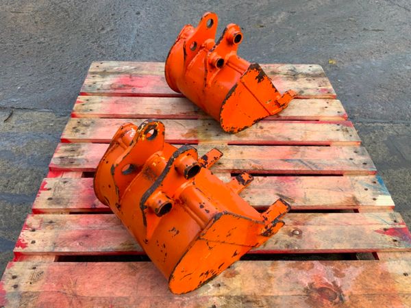 *** 12" TOOTHED DIGGING BUCKET.     25mm PINS *** 239307144