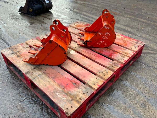*** 12" TOOTHED DIGGING BUCKET.     25mm PINS *** 239307147
