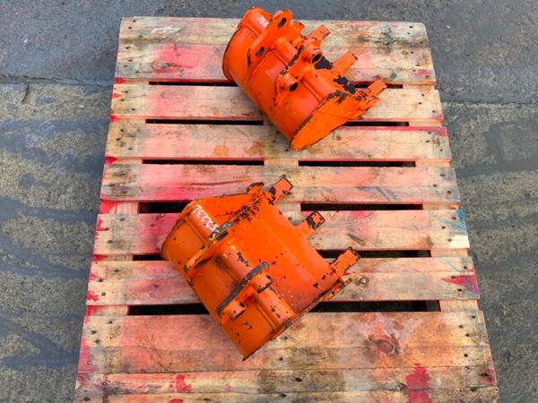 *** 12" TOOTHED DIGGING BUCKET.     25mm PINS *** 239307143