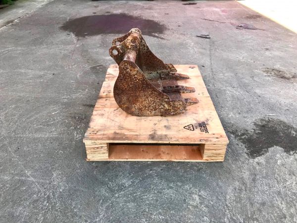 18" MINI DIGGER  BUCKET......25mm PINS ....4533/8 231979014