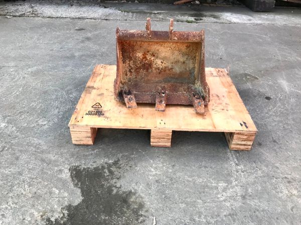 18" MINI DIGGER  BUCKET......25mm PINS ....4533/8 231979016