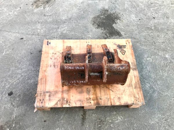 18" MINI DIGGER  BUCKET......25mm PINS ....4533/8 231979017
