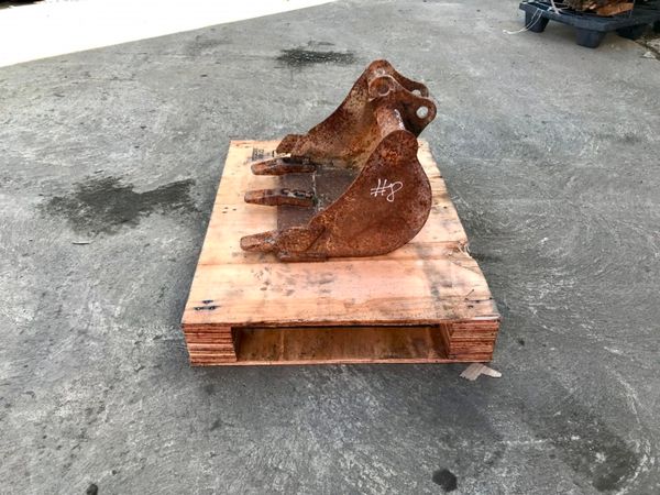 18" MINI DIGGER  BUCKET......25mm PINS ....4533/8 231979010