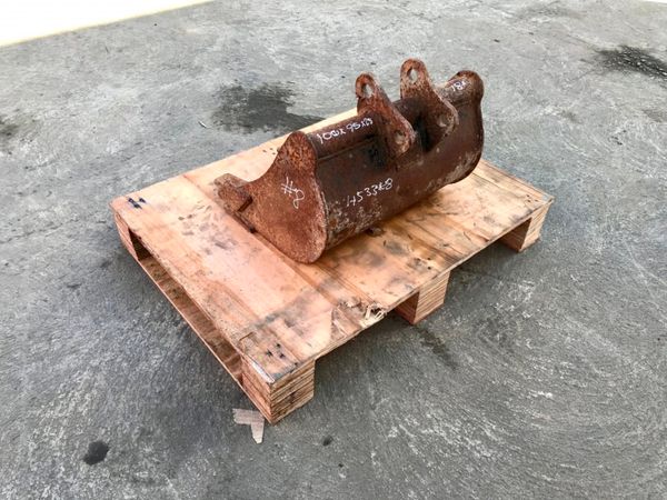 18" MINI DIGGER  BUCKET......25mm PINS ....4533/8 231979011