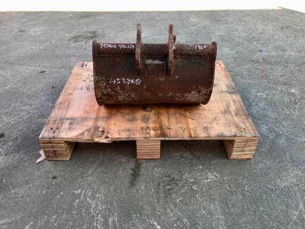 18" MINI DIGGER  BUCKET......25mm PINS ....4533/8 231979012
