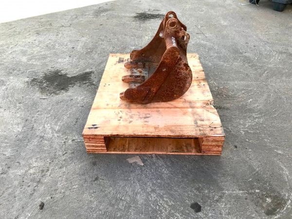 *** 18" MINI DIGGER BUCKET.....25mm PINS....4533/9 231980281