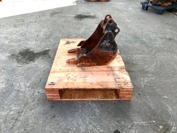 12" TOOTHED MINI DIGGER BUCKET...25mm PINS 232140884