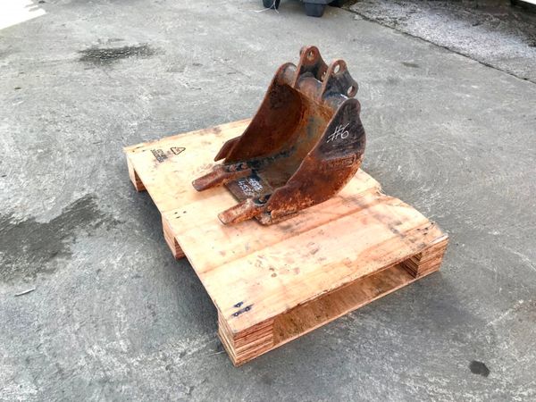 12" TOOTHED MINI DIGGER BUCKET...25mm PINS 232140885