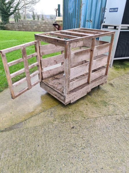 Mobile calf/sheep crate transporter
