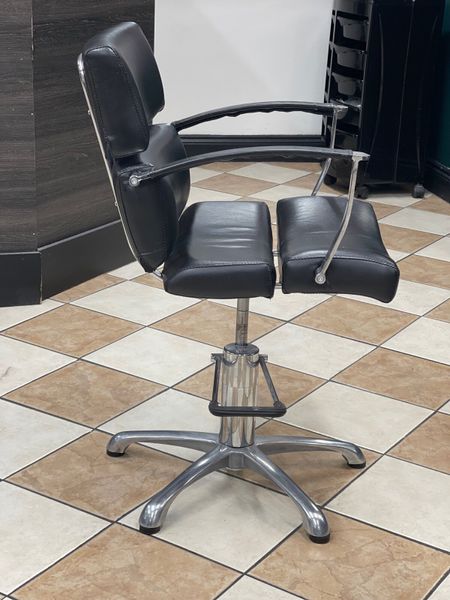 2 hairdressing/office chairs