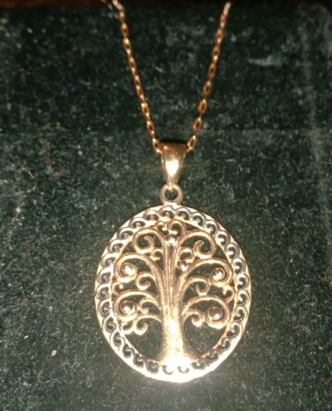 Very pretty tree of life gold necklace 9k