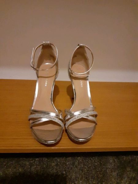 silver pumps size 4