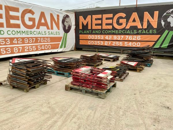 MANHOLE SAFETY BARRIERS..31 x 42 249280571