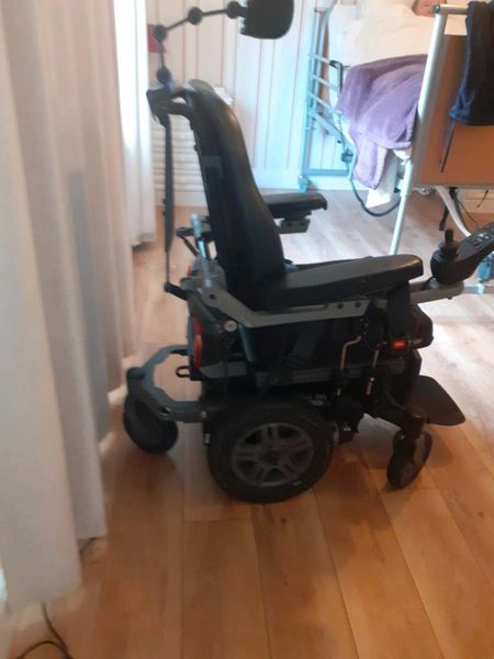 Power wheelchair  and docking station for same