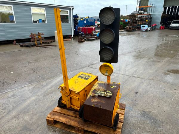 ** TTS ROAD TRAFFIC LIGHTS 12 VOLT ** 243208294