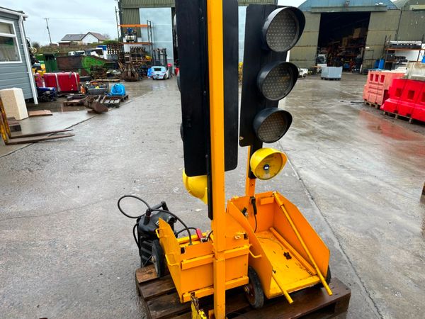 ** TTS ROAD TRAFFIC LIGHTS 12 VOLT ** 243208298