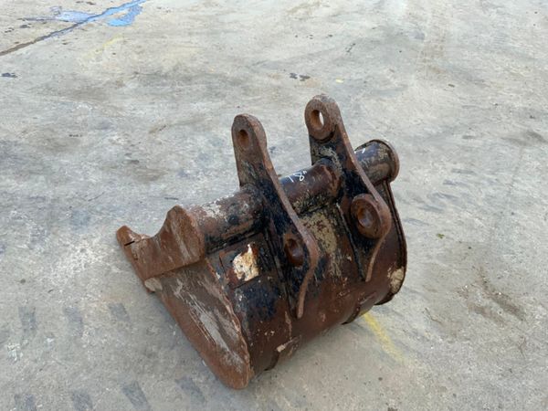 18" DIGGING BUCKET......35mm PINS.....64/18 254872295