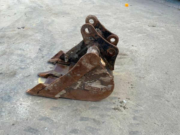 18" DIGGING BUCKET......35mm PINS.....64/18 254872296