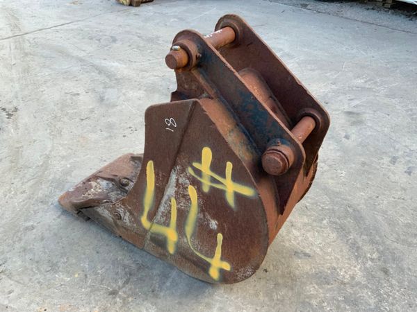 18" JCB 3CX BUCKET....45mm PINS.....444 254882236