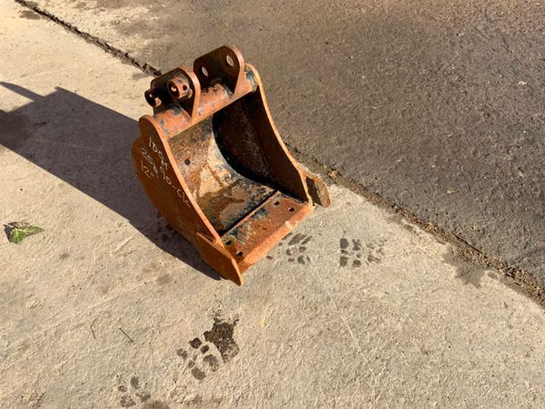 12" MICRO DIGGER BUCKET......25mm PINS....AB. 255089565