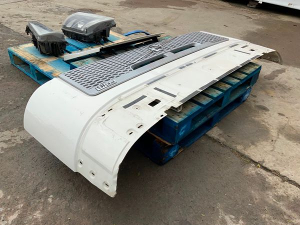 Volvo FH16 Version 4 Bonnet / Zenon Lights Parts. 255094915