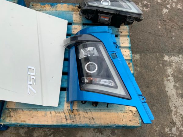 Volvo FH16 Version 4 Bonnet / Zenon Lights Parts. 255094910
