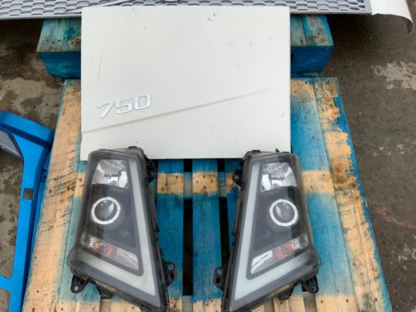 Volvo FH16 Version 4 Bonnet / Zenon Lights Parts. 255094921