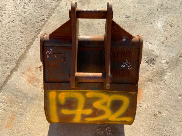24" DIGGING BUCKET......50mm PINS........1732. 255472188