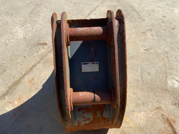 14" SCOOP BUCKET.......60mm PINS........1724. 255508714