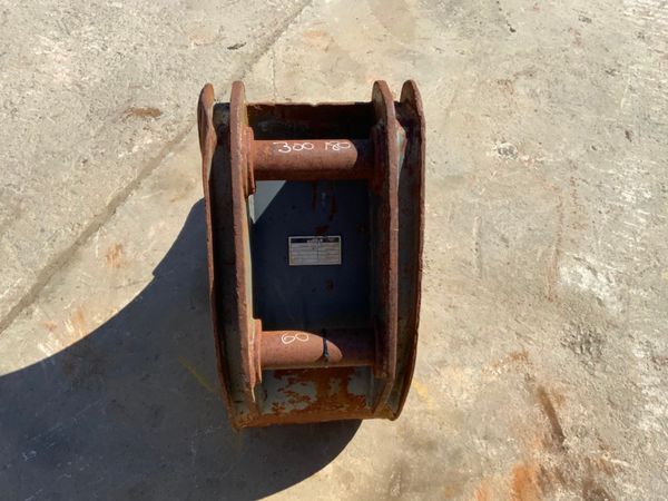 14" SCOOP BUCKET.......60mm PINS........1724. 255508713