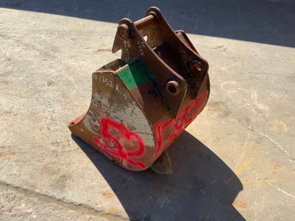 24" RHINOX DIGGING BUCKET....45mm PINS.....1752. 255519876