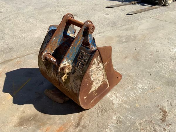 24" DIGGING BUCKET......45mm PINS.....1775. 255510218