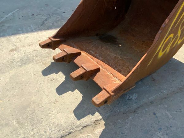 32" DIGGING BUCKET.........80mm PINS......1685. 255674172