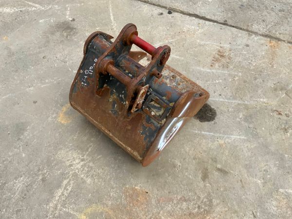 18" MINI DIGGER BUCKET.....30mm PINS......1220/5. 256430903