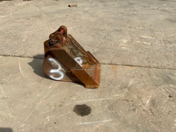 12" MINI DIGGER BUCKET.......30mm PINS.....1220/3 256449900