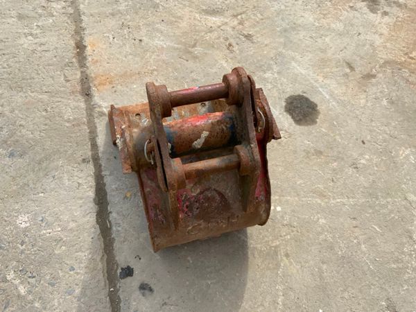 12" MINI DIGGER BUCKET.......30mm PINS.....1220/3 256449903