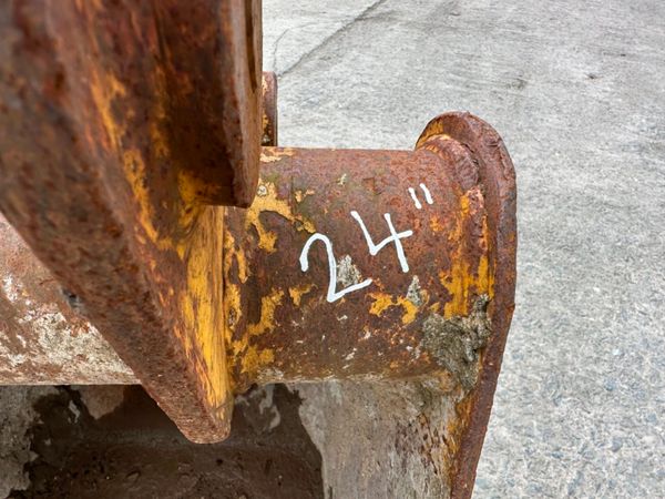 ** 24"... CAT ...BUCKET.... 45MM ..... 31 WA ** 258601565