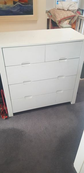 Chest of drawers