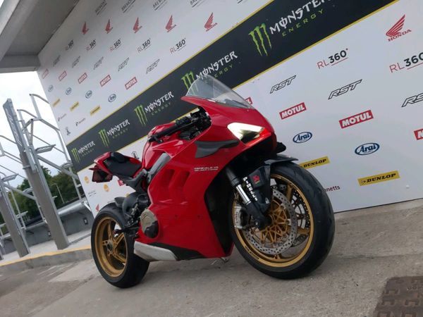 Ducati panigale V4s wanted🍎