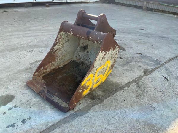24" DIGGING BUCKET...4/6 TONNE......45mm....352 253979084